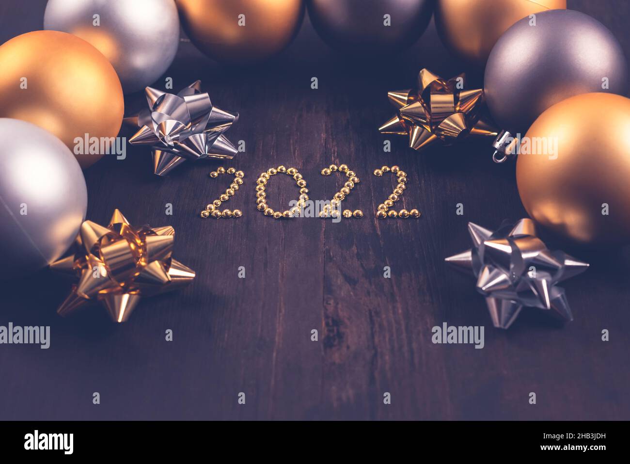 2022 Feliz año nuevo. Concepto de Navidad y fondo con adornos. Foto de stock