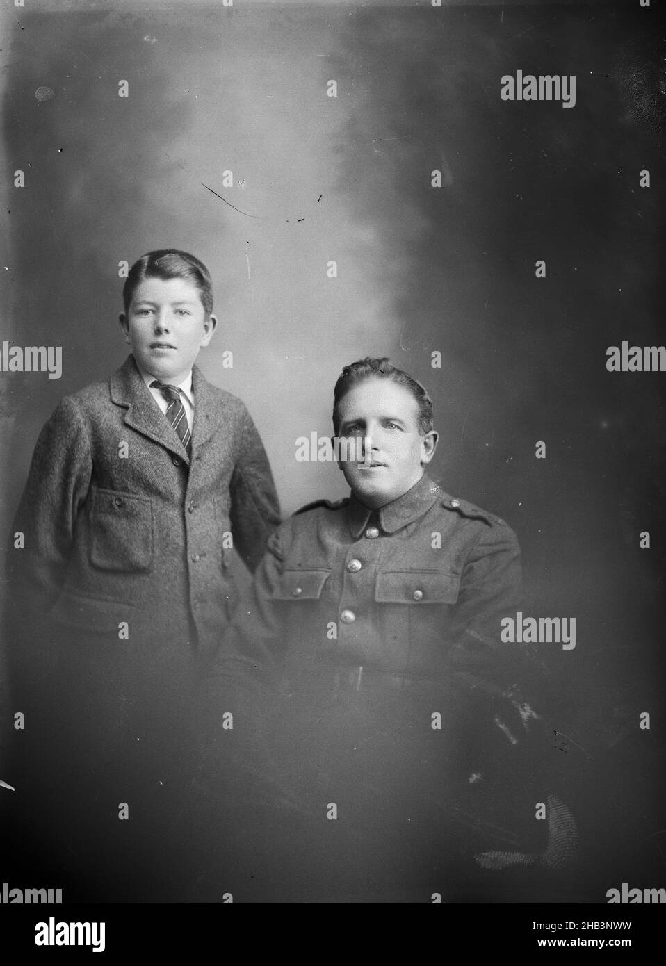 Retrato de un soldado no identificado y un niño no identificado [inscrito Sr. G Higgs], Berry & Co, estudio de fotografía, 1918, Wellington, Normalmente, los retratos familiares de la colección Berry & Co incluyen a un marido soldado, esposa e hijos, generalmente un bebé o un niño pequeño. Esto tal vez refleje el hecho de que los militares favorecían a los hombres más jóvenes, y que los hombres mayores casados con familias sólo comenzaron a ser reclutados o reclutados más tarde en la guerra. Foto de stock