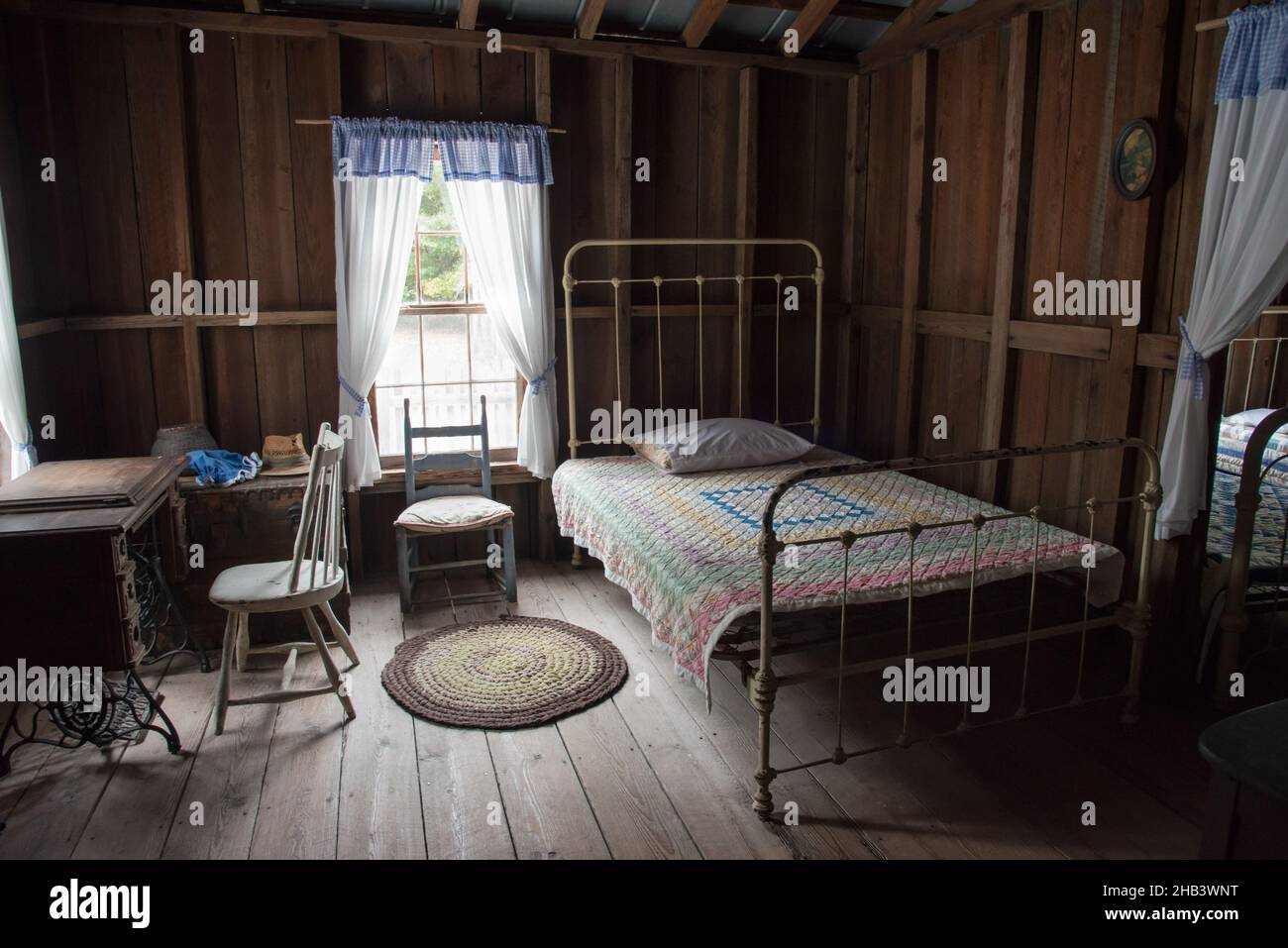 Un dormitorio principal en la casa familiar Chesser en el Okefenokee National Wildlife Refuge, Folkston, Georgia, Estados Unidos Foto de stock