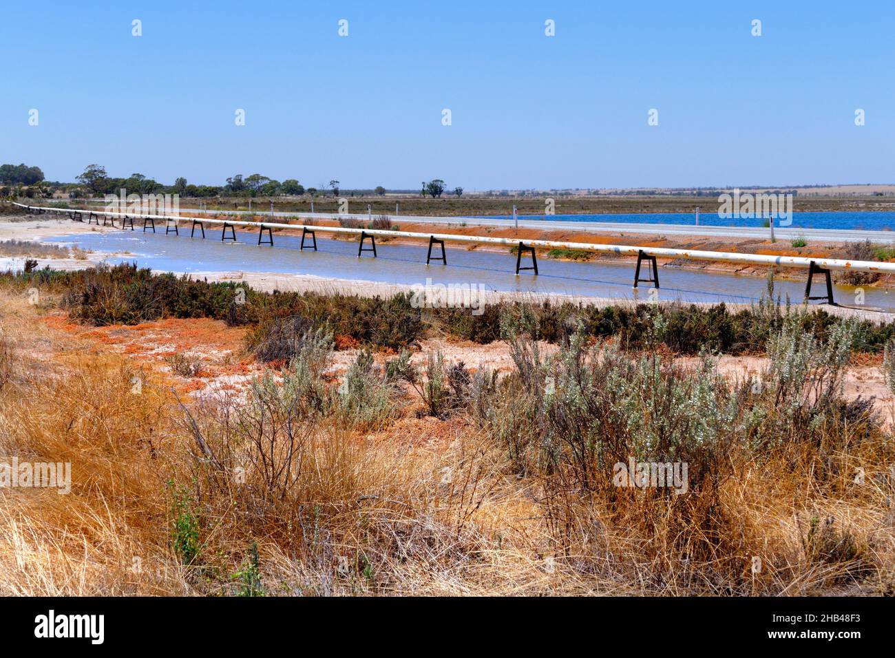 Cross country water pipe en stands cruzando el lago de sal, Wongan Hills, Australia Occidental Foto de stock