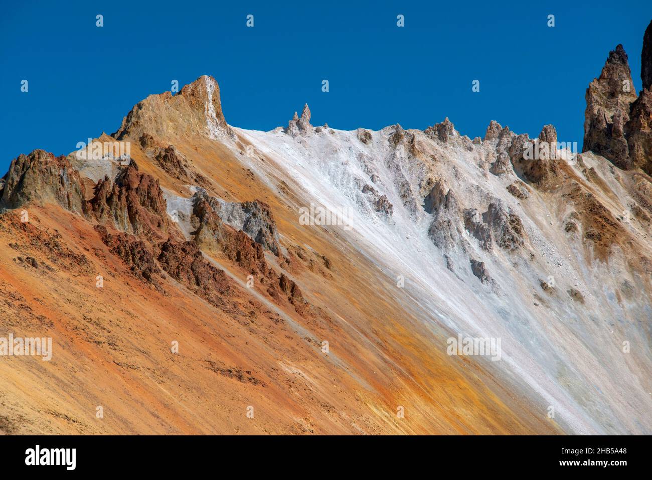 Colorida cresta rocosa de cráter erosionado en la cima del volcán Tunupa en Bolivia Foto de stock