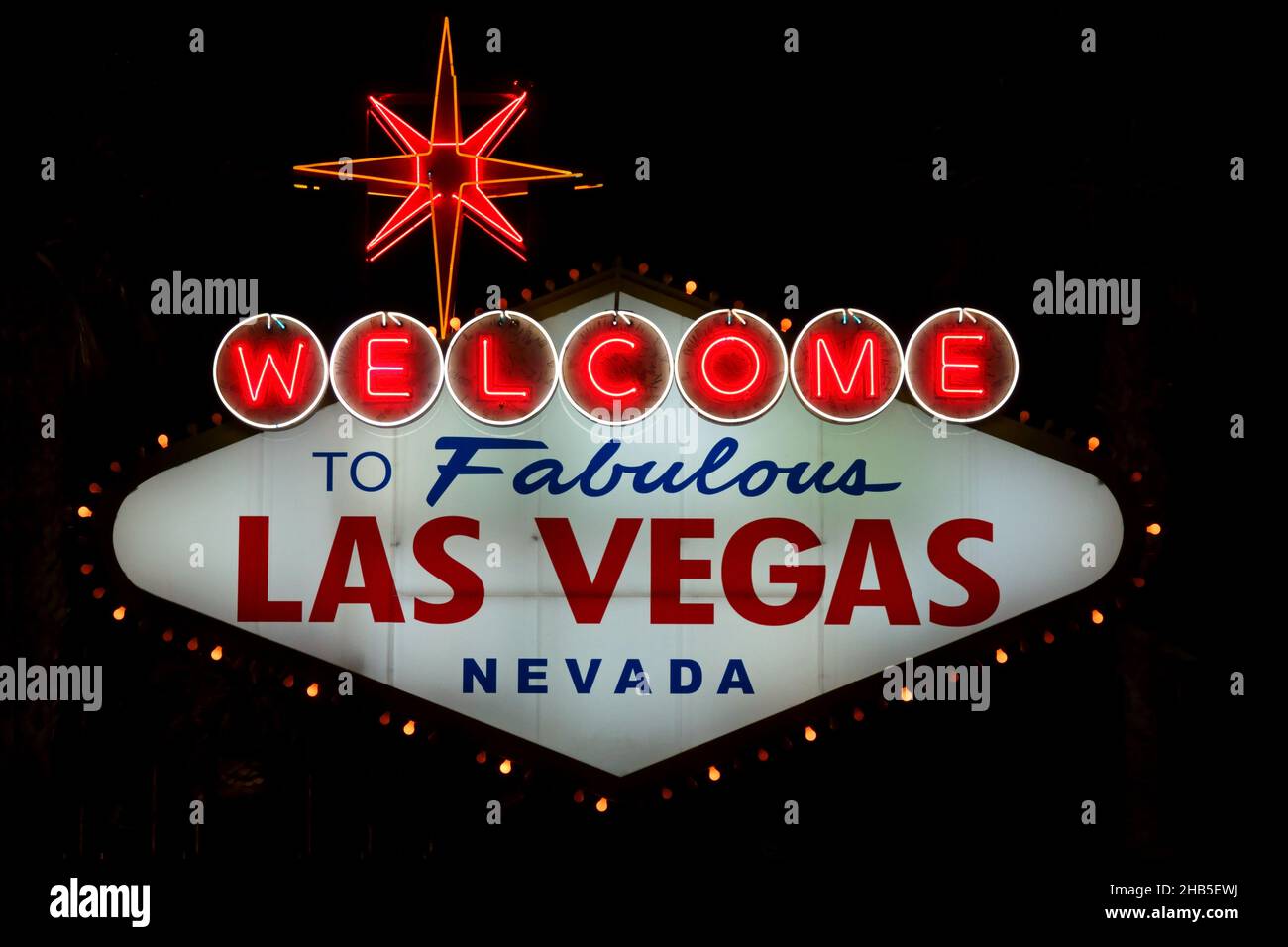 El icónico cartel 'Welcome to Fabulous Las Vegas Nevada' se muestra por la  noche. La señal de 25 pies de altura fue diseñada e instalada en 1959  Fotografía de stock - Alamy