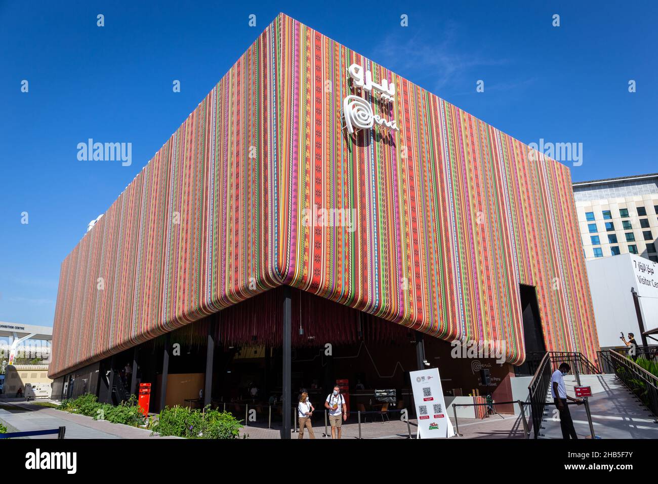Dubai, Emiratos Árabes Unidos, 09.12.2021. Pabellón de Perú en Expo 2020  Dubai, con fachada colorida de tela peruana Aguayo Fotografía de stock -  Alamy