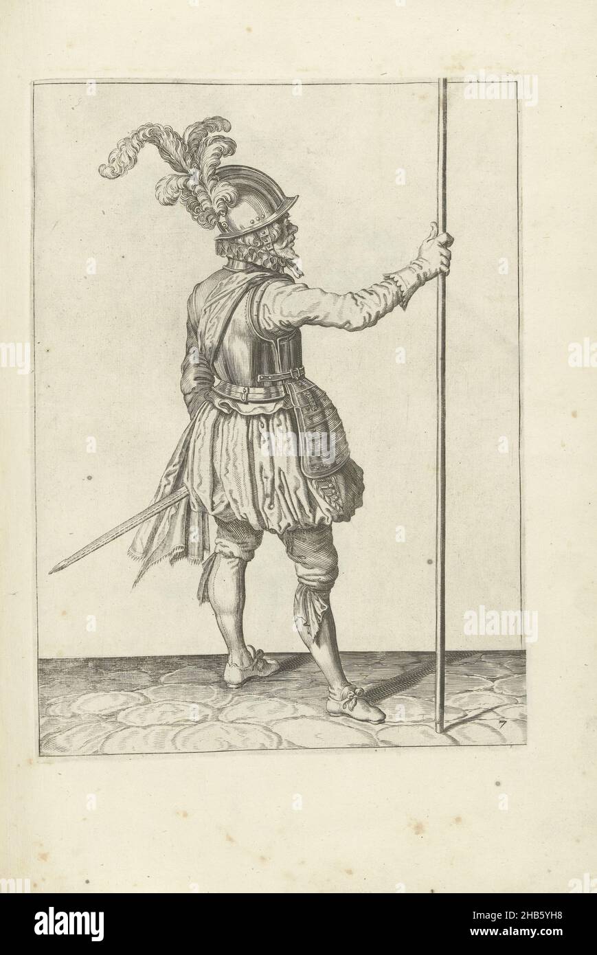 Soldado, visto desde atrás, sosteniendo su lanza con su mano derecha en