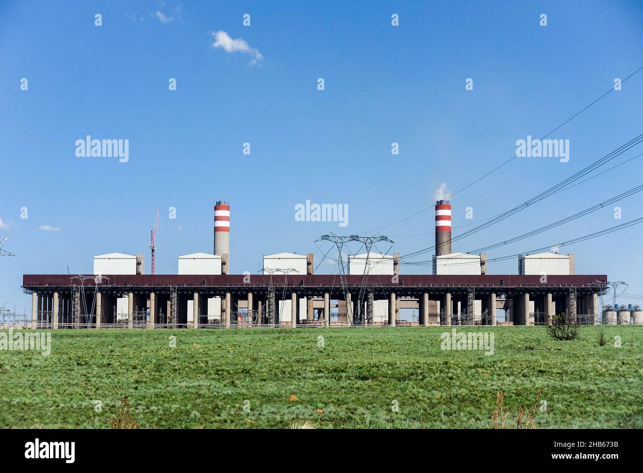 Central eléctrica de carbón de Kusile, Mpumalanga, Sudáfrica, en un día de cielo azul claro Foto de stock