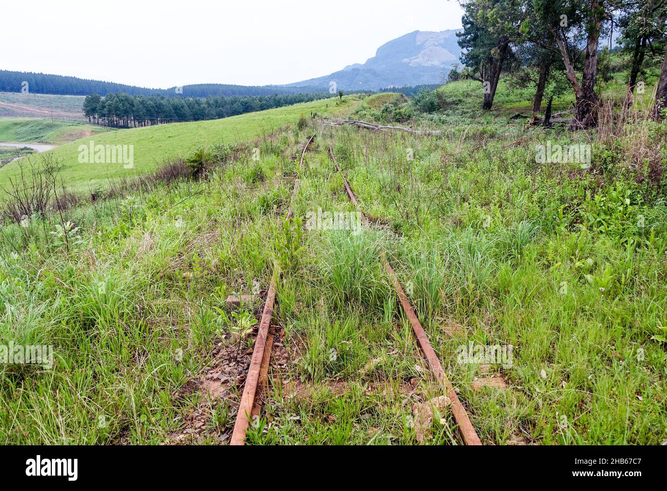 Ferrocarril abandonado en la estación Mac Mac, Mpumalanga, Sudáfrica Foto de stock