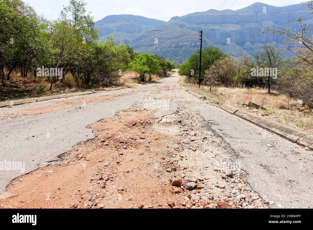 Baches y carretera destruida en el cañón del río Blyde, Mpumalanga, Sudáfrica Foto de stock