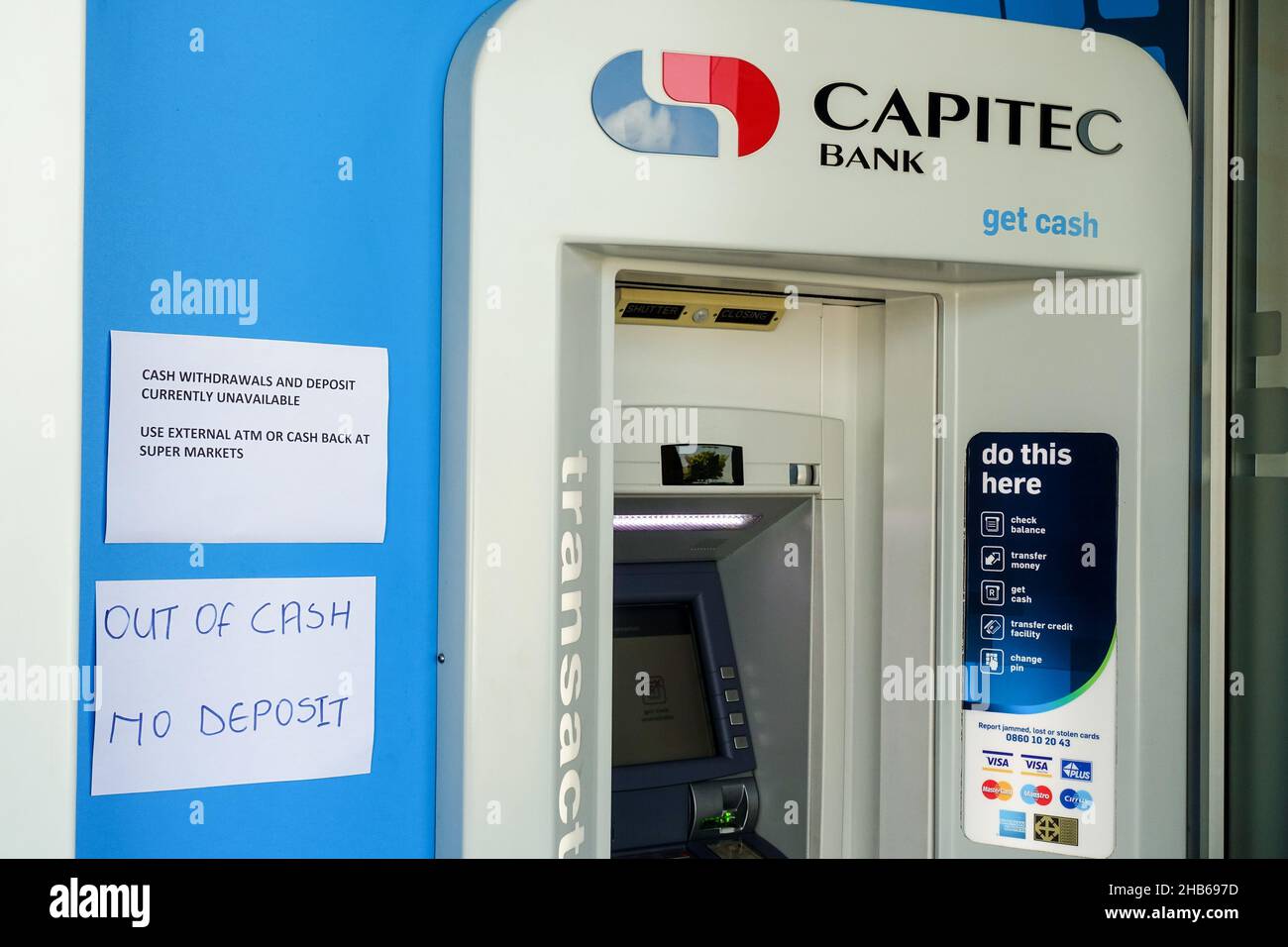 Cajero automático del banco Capitec con signo manuscrito de agotamiento de efectivo, Sudáfrica Foto de stock