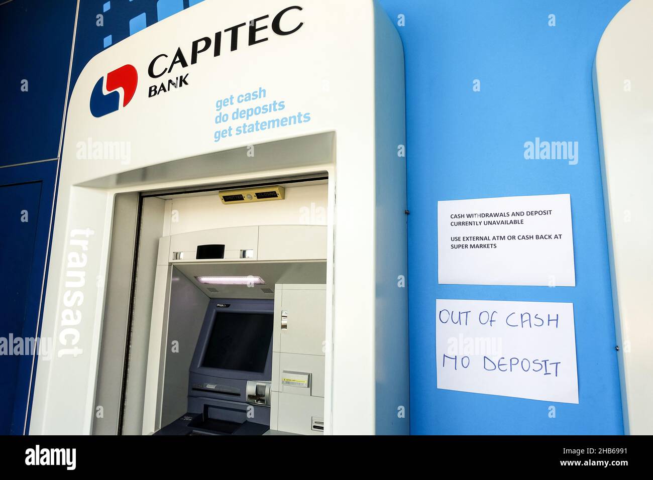 Cajero automático del banco Capitec con signo manuscrito de agotamiento de efectivo, Sudáfrica Foto de stock