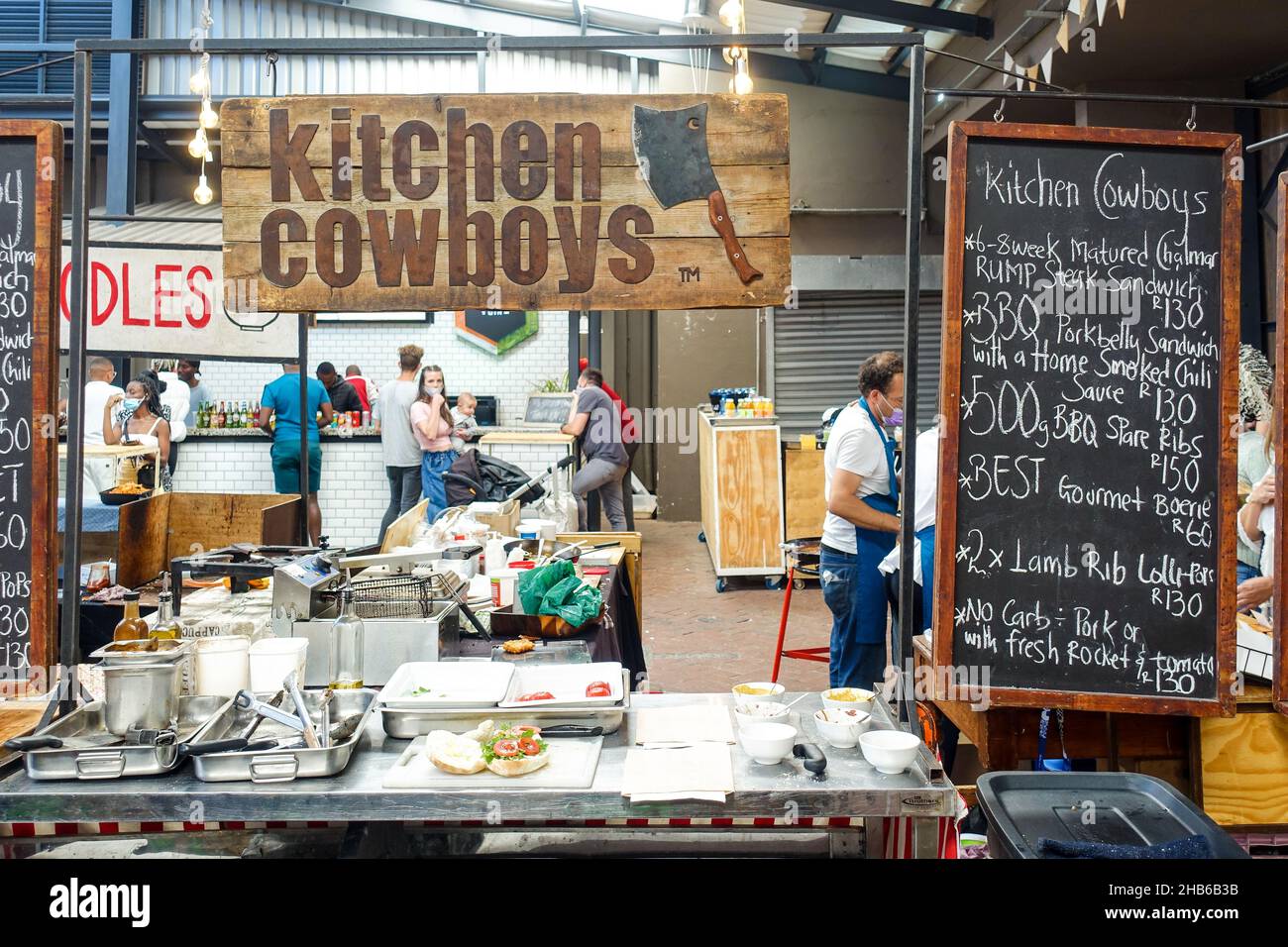 Puestos de comida en el mercado de productos vecinos de Ciudad del Cabo, Sudáfrica Foto de stock
