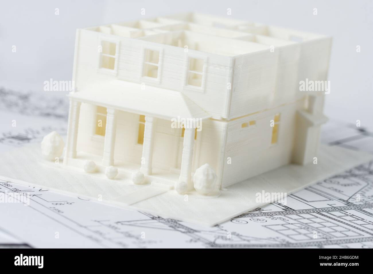 Modelo de dos pisos de la casa familiar impreso en una impresora 3D con  filamento blanco por tecnología FDM para uso arquitectónico Fotografía de  stock - Alamy