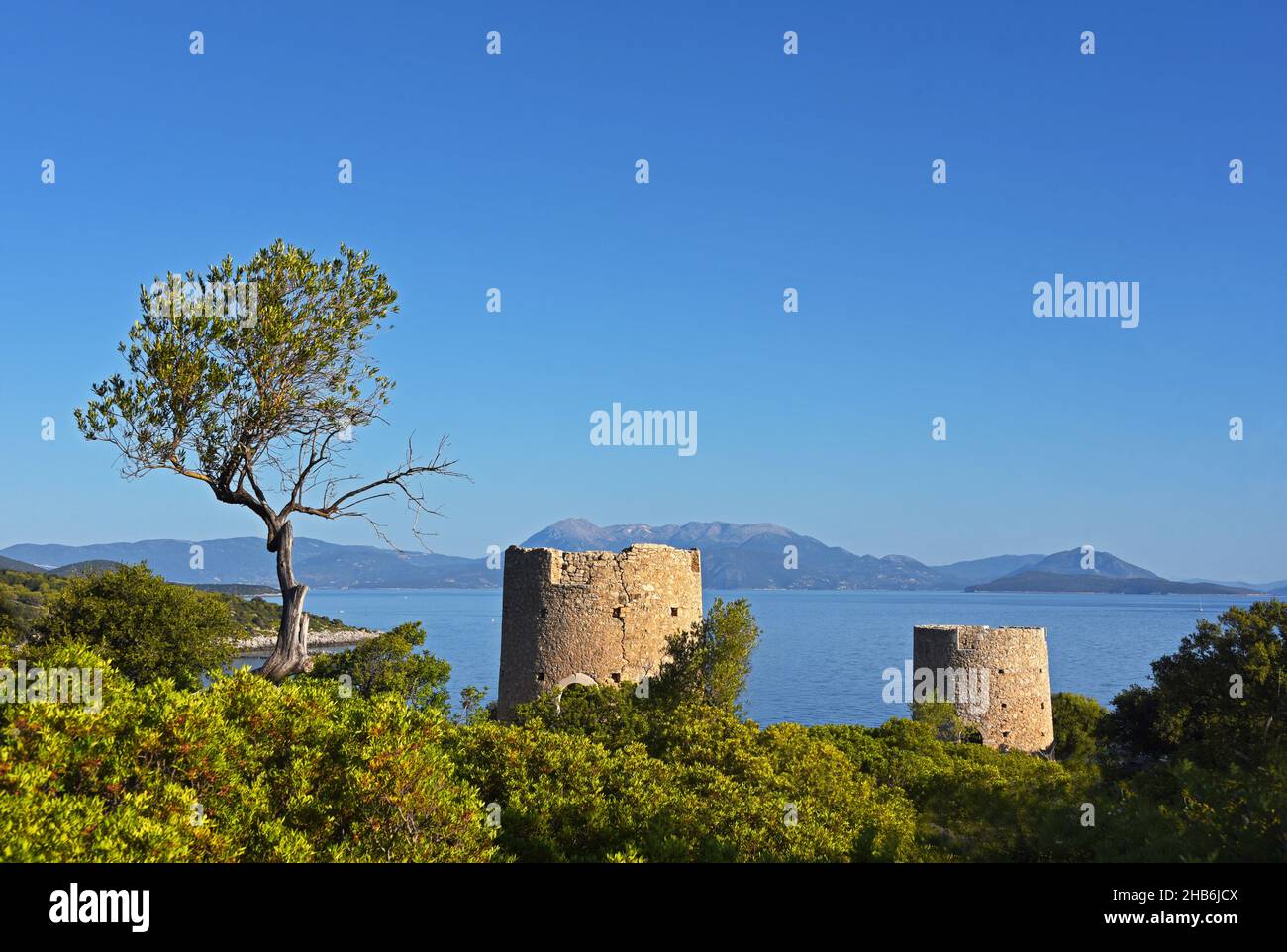 Restos de antiguos molinos de viento de Kioni, Grecia, Islas Jónicas, Ithaka Foto de stock