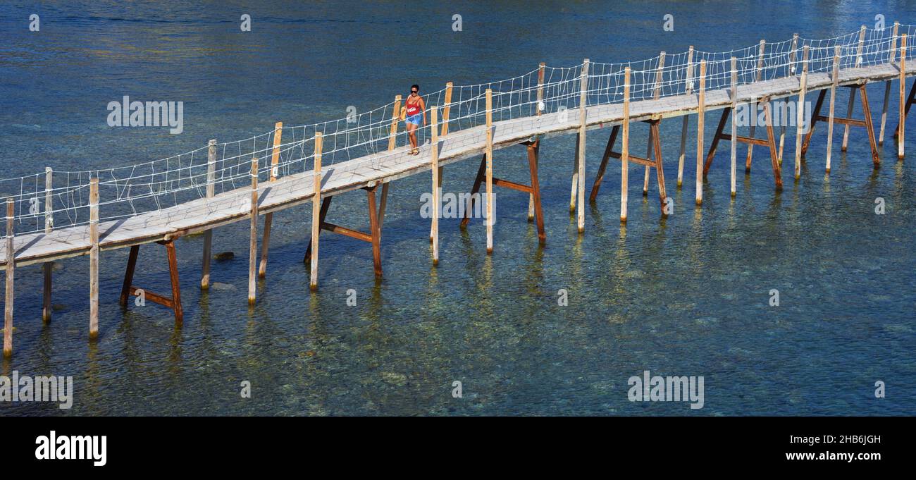 Puente de madera rickety a la pequeña isla de Cameo, Grecia, Islas Jónicas, Zakynthos, Laganas Foto de stock