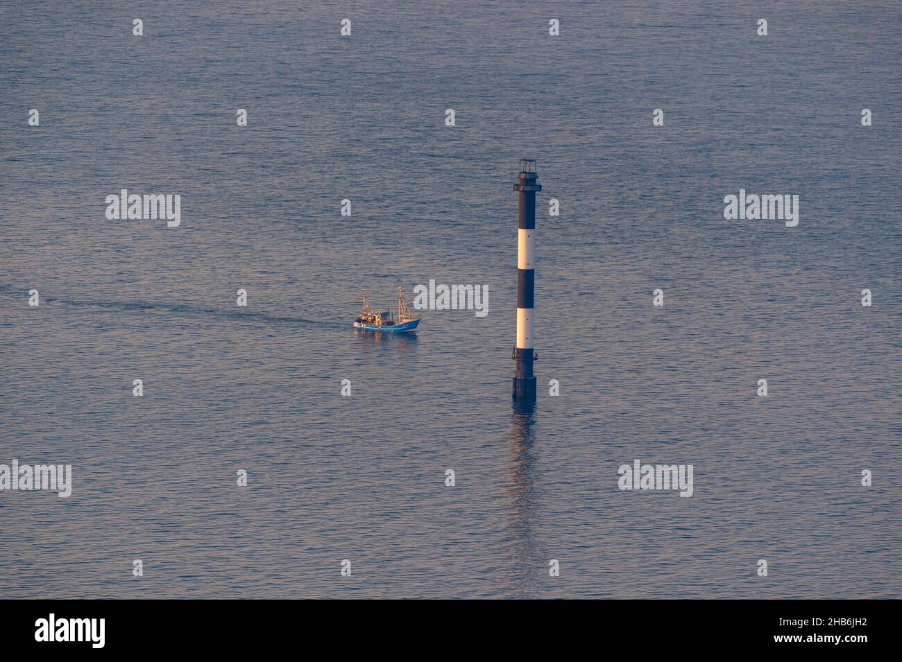 Cortador de pesca pasando por un marcador de fairway en el Mar del Norte en la zona del estuario del Elba, foto aérea, Alemania, Baja Sajonia, Cuxhaven Foto de stock