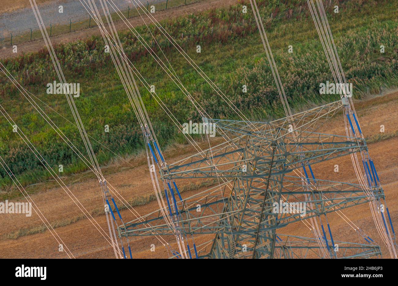 Líneas eléctricas y polo de potencia desde arriba, vista aérea, Alemania, Schleswig-Holstein, Hohenlockstedt Foto de stock