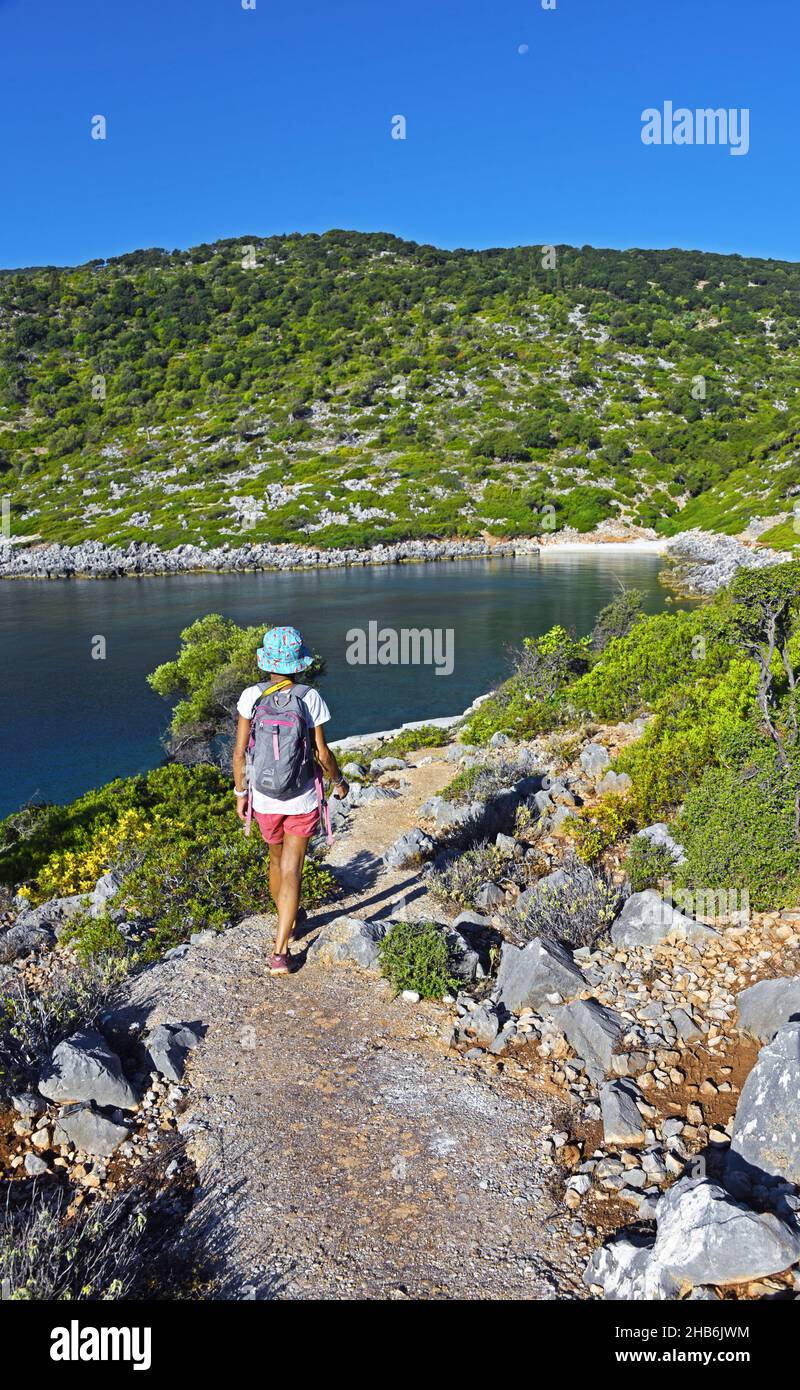 wanderer en la ruta costera en la bahía de Kioni, Grecia, Islas Jónicas, Itaka Foto de stock