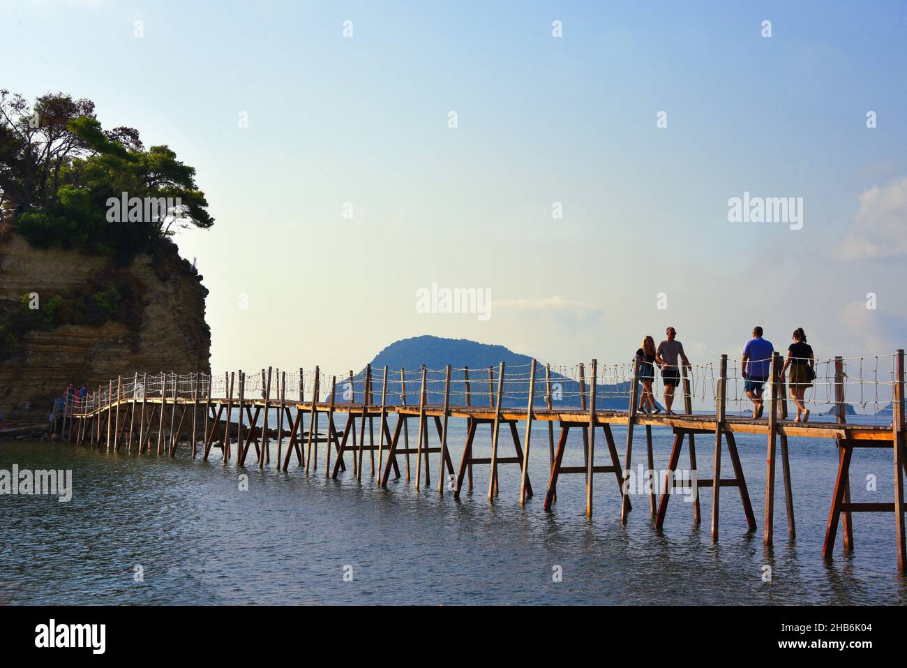 Puente de madera rickety a la pequeña isla de Cameo, Grecia, Islas Jónicas, Zakynthos, Laganas Foto de stock