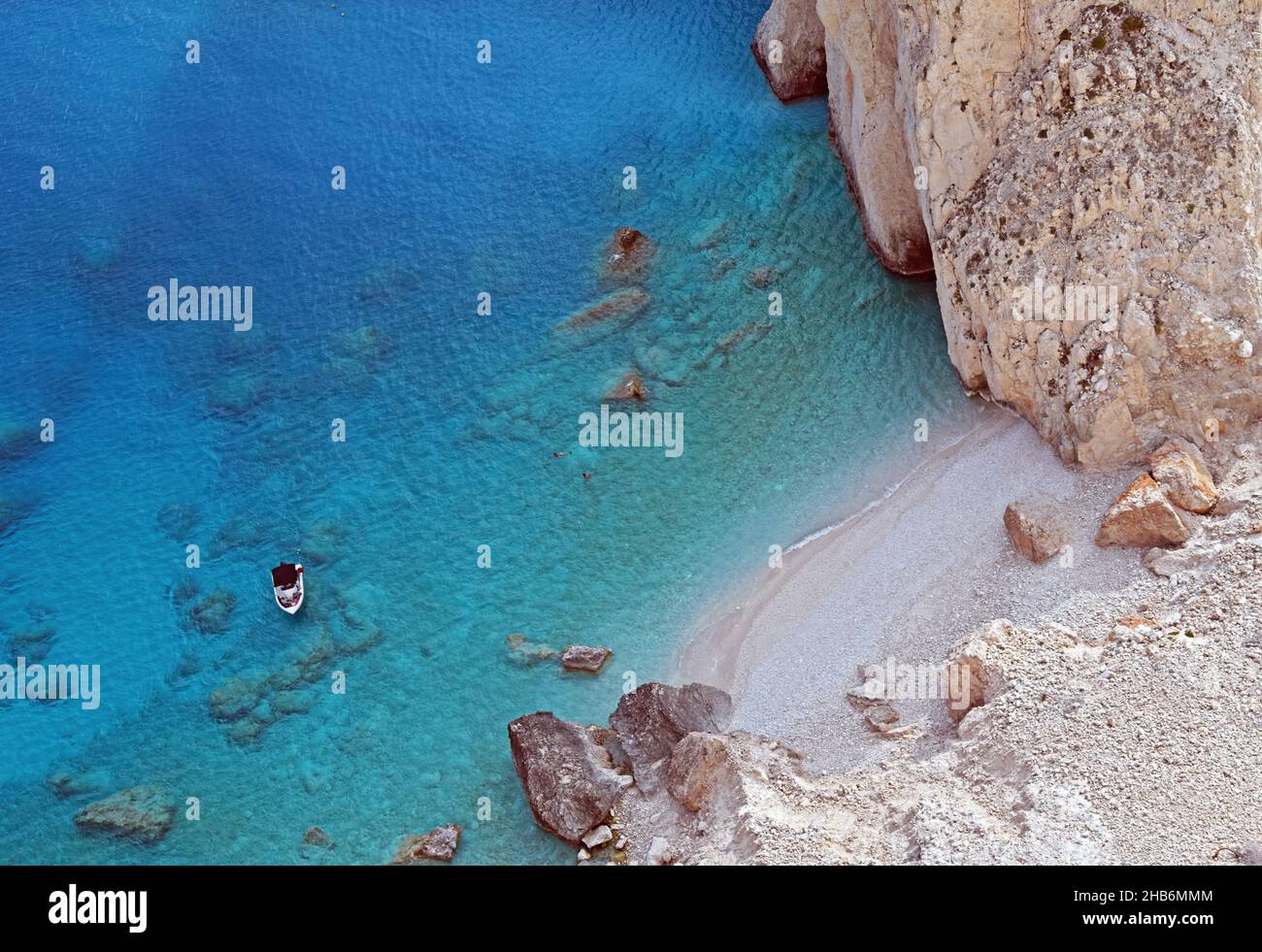 Lancha motora en Mizithres rock, Grecia, Islas Jónicas, Zakynthos, Kericho Foto de stock