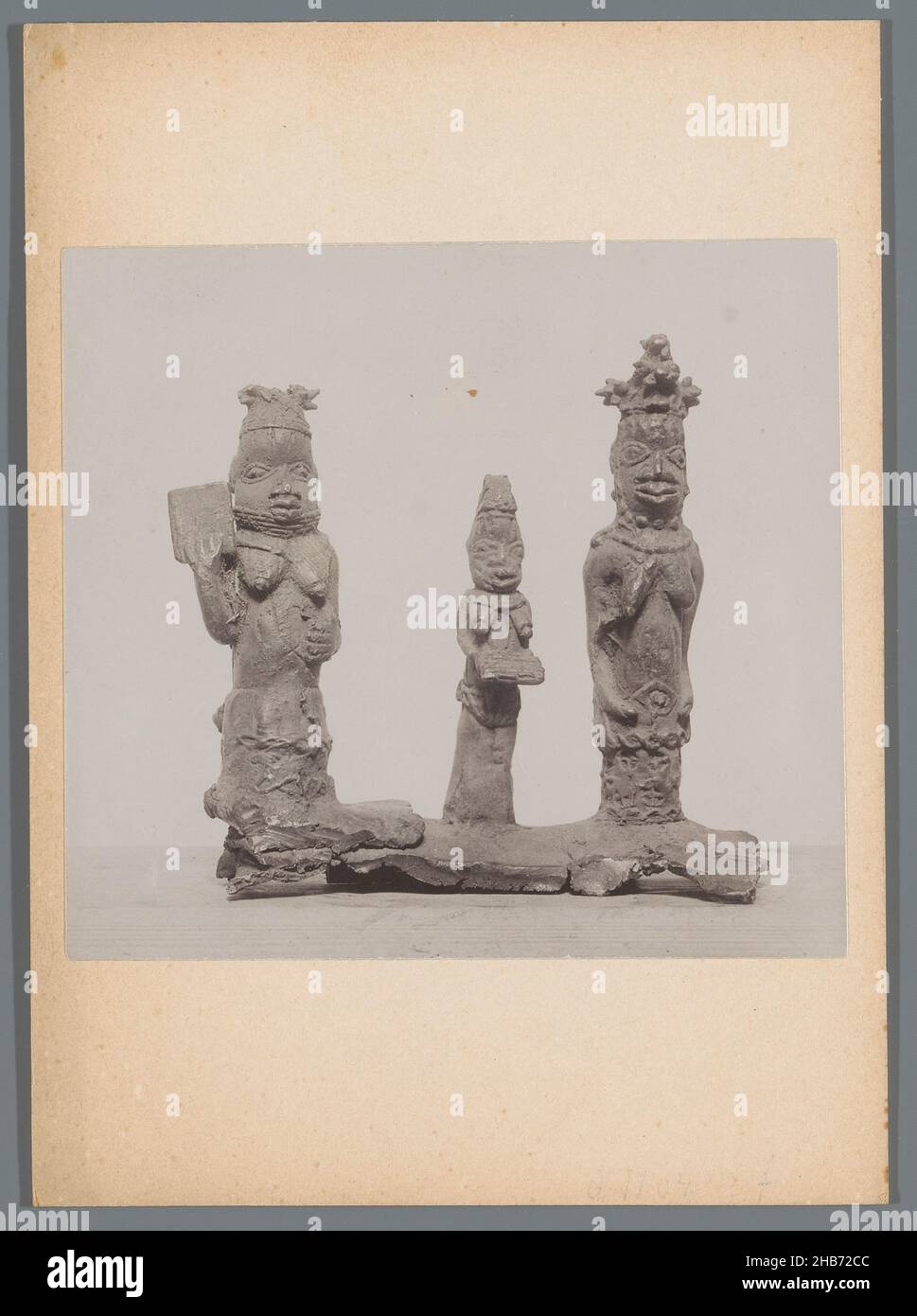 Tres estatuas de bronce en un pedestal de Benin, anónimo, 1880 - 1940, papel baryta, cartón, altura 174 mm x anchura 130 mm Foto de stock