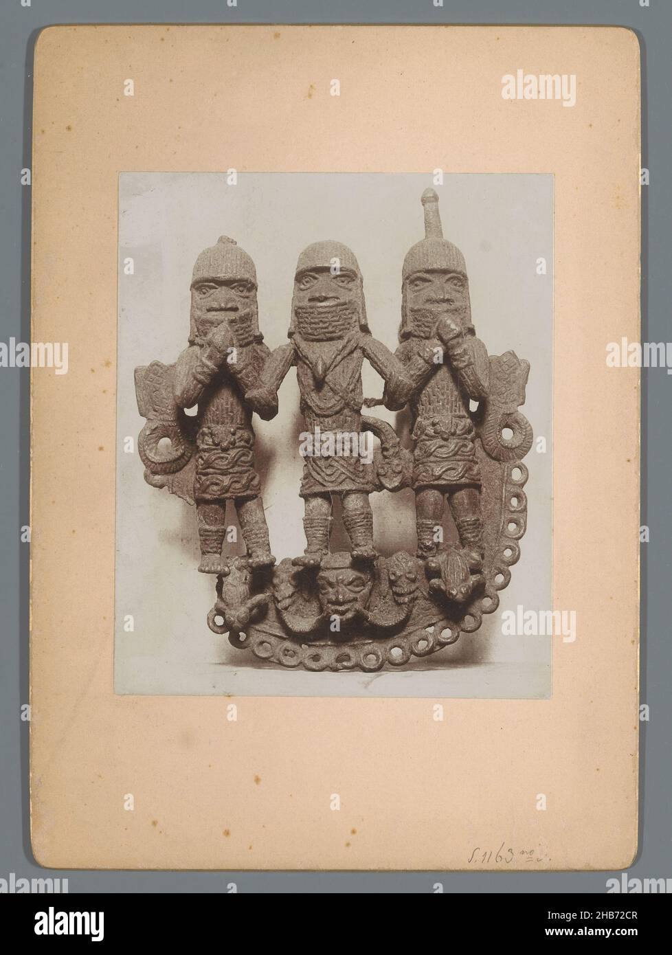 Tres estatuas de bronce de Benin, anónimo, 1880 - 1940, papel de baryta, cartón, altura 179 mm x anchura 129 mm Foto de stock