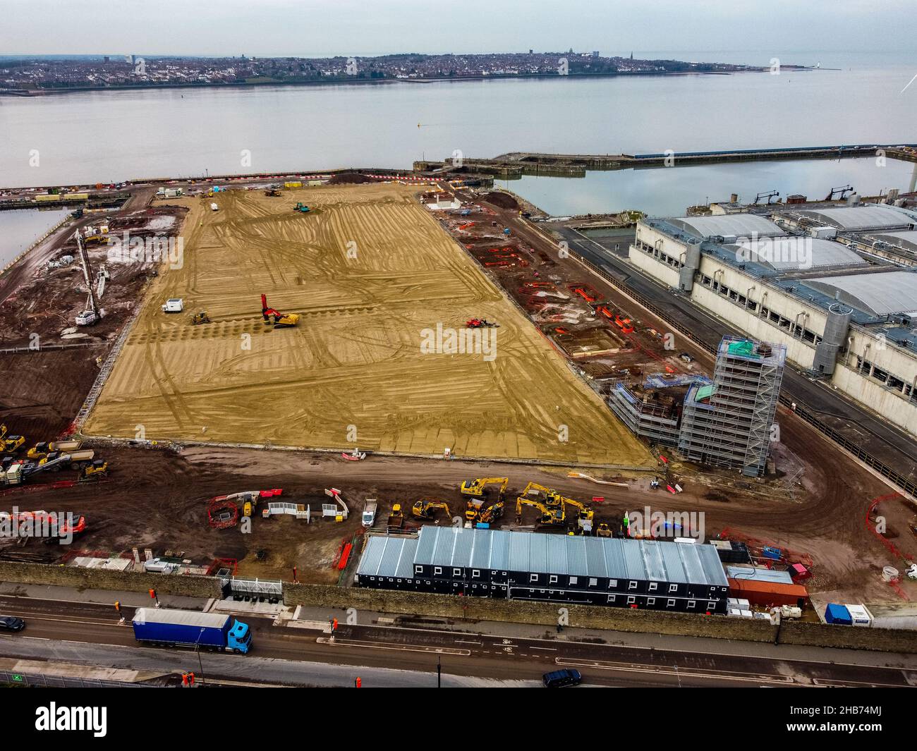 Una vista aérea de los trabajos de construcción en el lugar del nuevo estadio del club de fútbol Everton que se está construyendo en Bramley-Moore Dock. Fecha de la foto: Viernes 17 de diciembre de 2021. Foto de stock