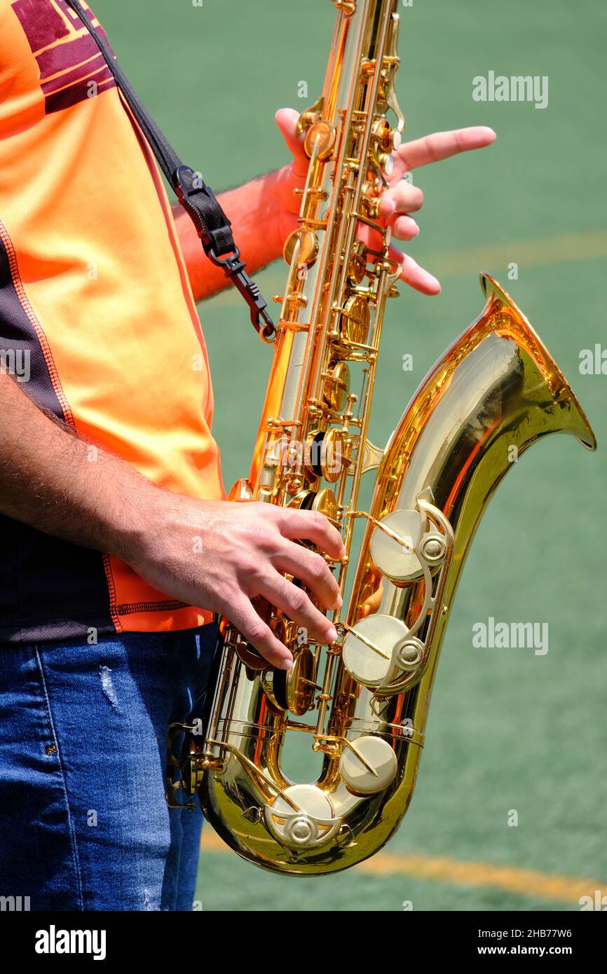 Saxofón instrumento de música clásica con el saxofonista saxo alto closeup  Fotografía de stock - Alamy