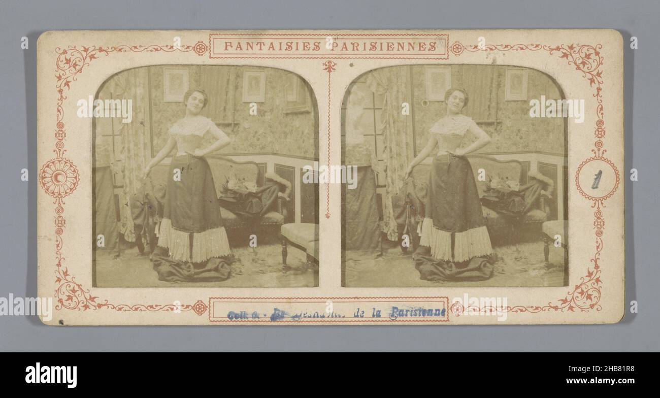 Mujer posando delante de un sofá, Le Déshabillé de la Parisienne (título sobre el objeto), Fantaisies Parisiennes (título de la serie sobre el objeto), anónimo, editor: J.B. (Posiblemente), París, editor: Francia, 1855 - 1875, apoyo fotográfico, papel, estampado de albura, perforado, altura 88 mm x ancho 174 mm Foto de stock
