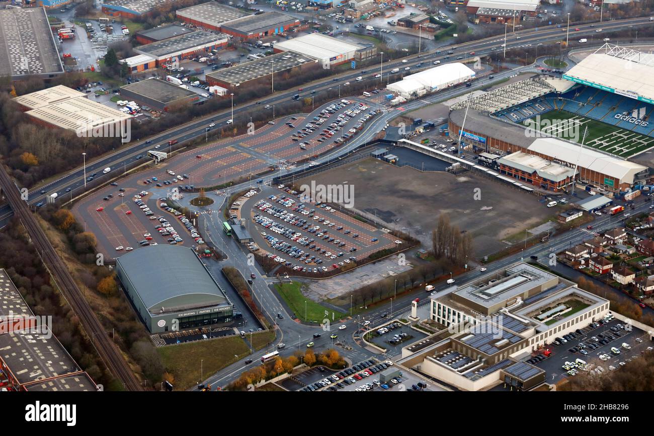 Vista aérea del aparcamiento Elland Road Park & Ride cerca del campo de fútbol de Beeston, Leeds Foto de stock