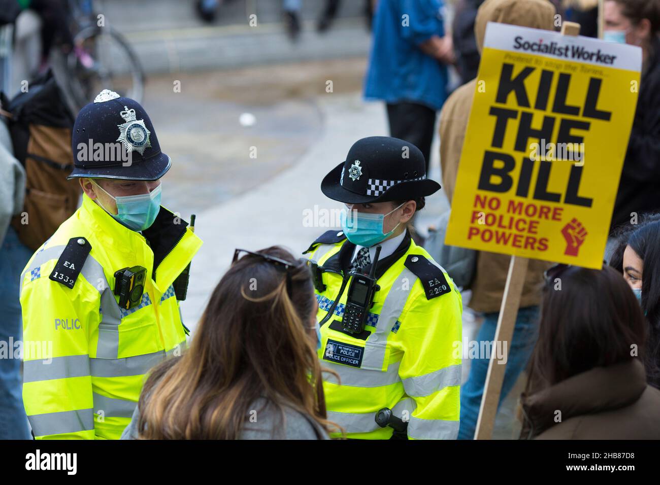 Los participantes se reúnen durante una protesta contra el proyecto de ley de policía, delito, sentencia y tribunales en Trafalgar Square en Londres. Foto de stock