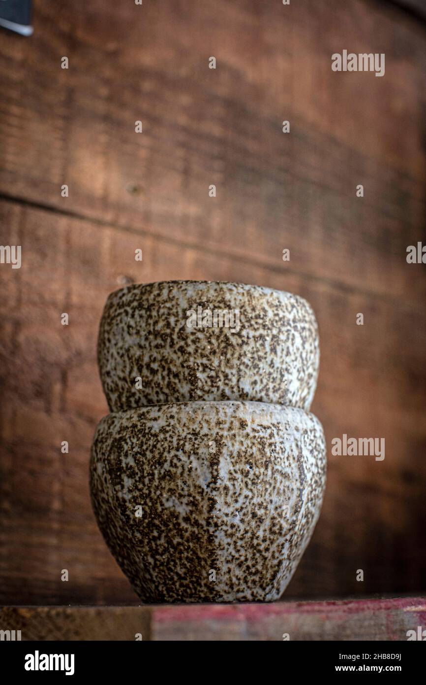 Taza hecha a mano por el ceramista japonés Mioko Tanaka. Una de las formas de artesanía más antiguas de Japón es Tōjiki, el arte de la cerámica y la porcelana. Foto de stock