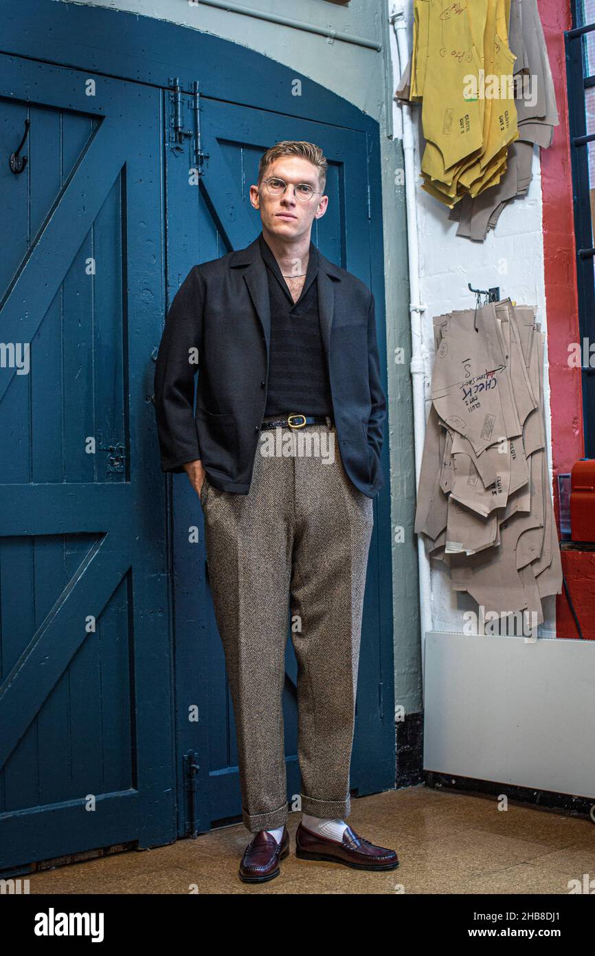 Scott Fraser Simpson diseñador de moda británico en su estudio Foto de stock