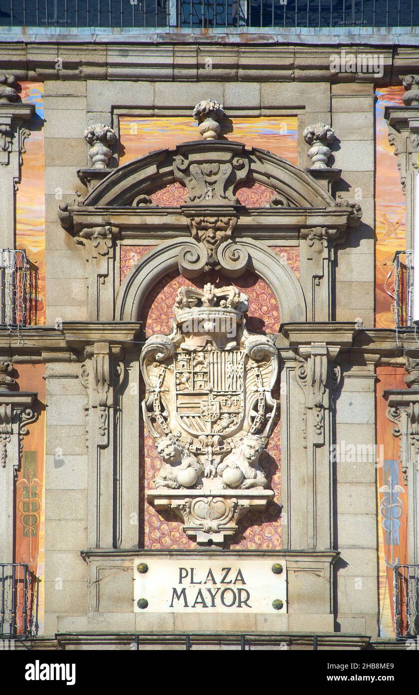 Escudo de la España de Carlos II Casa de la Panaderia en Plaza Mayor. Madrid, España. Foto de stock