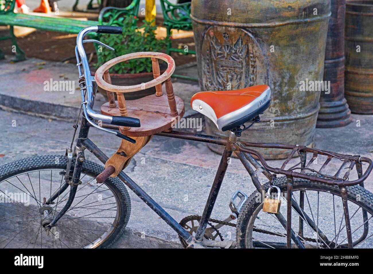Wooden bicycle seat fotografías e imágenes de alta resolución - Alamy