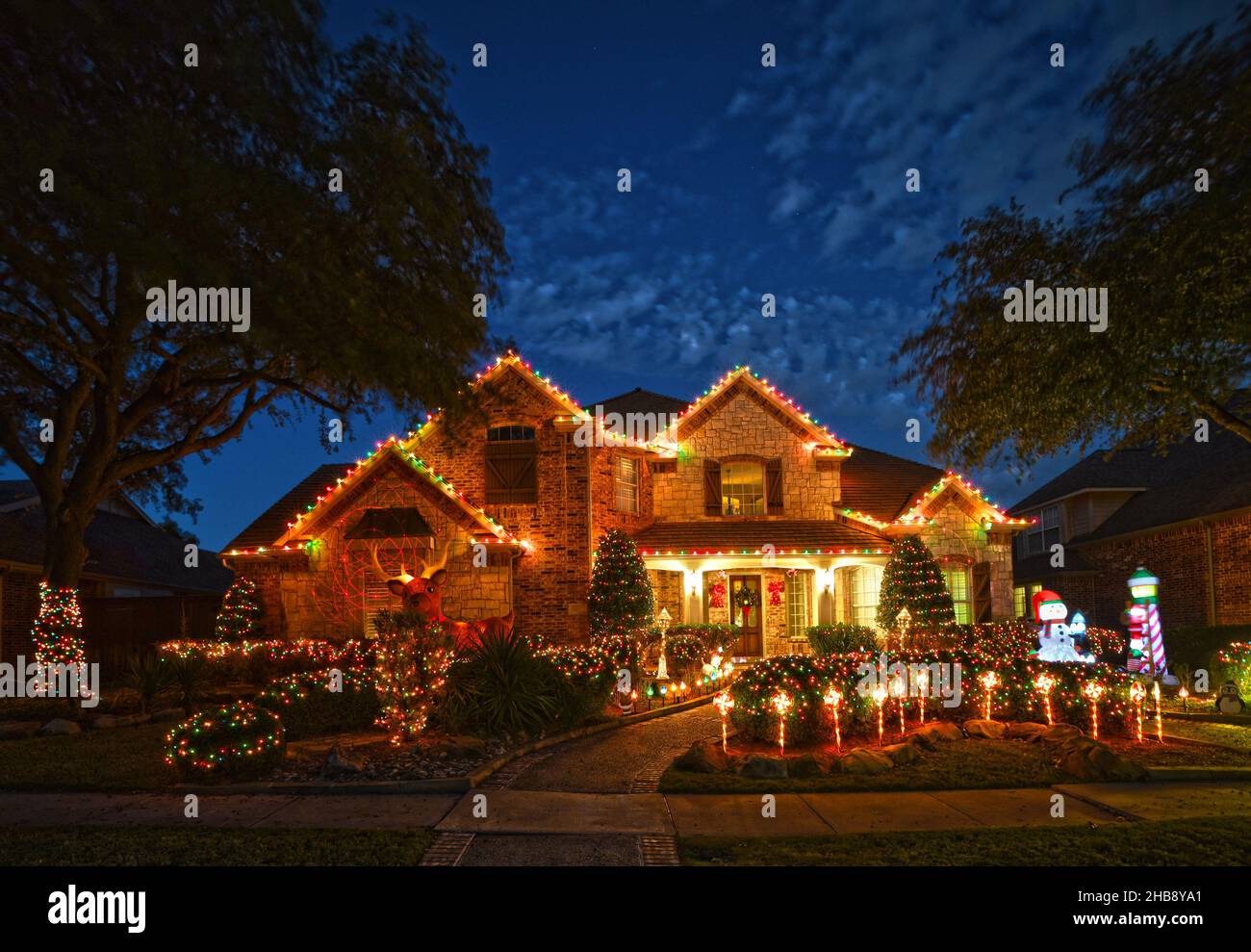 Residencias decoradas con luces de Navidad para la temporada de Navidad. Foto de stock