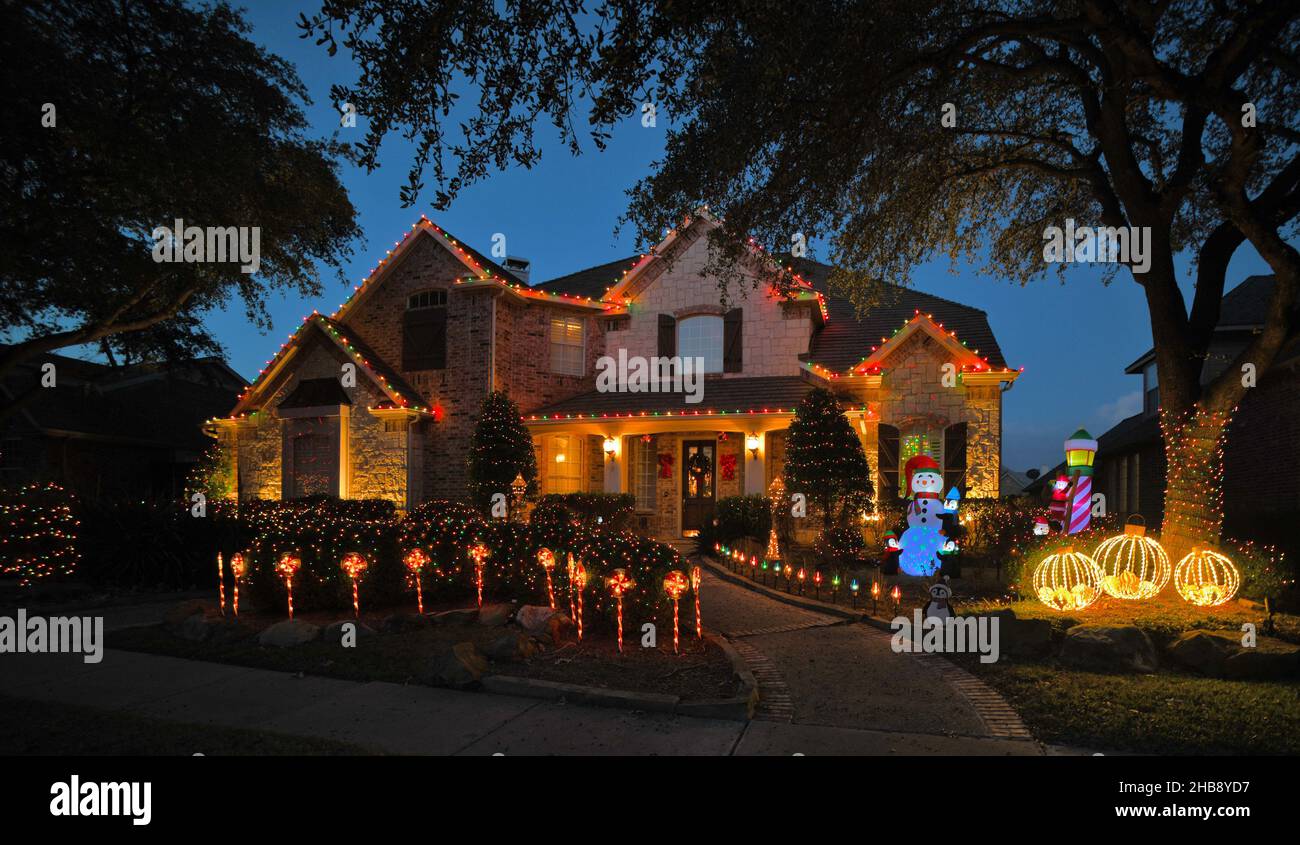 Residencias decoradas con luces de Navidad para la temporada de Navidad. Foto de stock