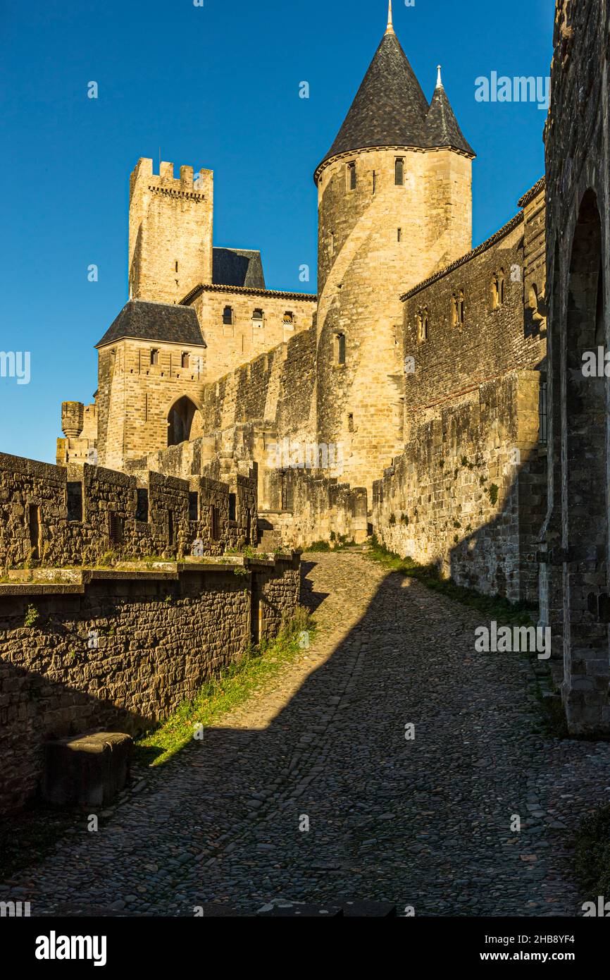 Fortaleza medieval situada en una colina del casco antiguo, llamada Cité de Carcassonne. Carcassonne, Francia Foto de stock