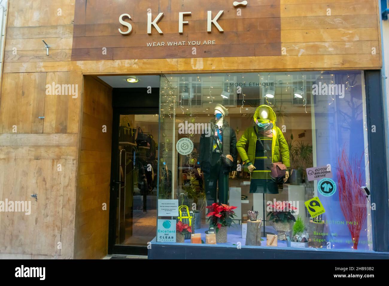 Marsella, Francia, tienda de ropa de comercio justo local, SKFK, interior, escaparate de la tienda, ropa para Negocio sostenible, moda ética y sostenible Fotografía de - Alamy