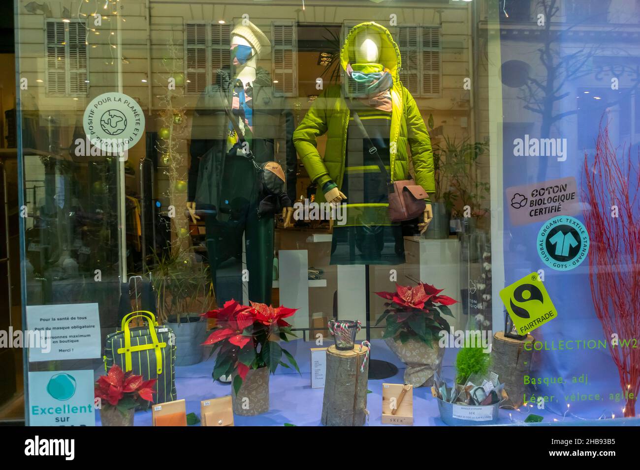 Marsella, Francia, tienda de ropa de comercio justo local, SKFK, interior,  ventana de exposición, ropa de mujer, Negocios sostenibles, moda ética  sostenible Fotografía de stock - Alamy