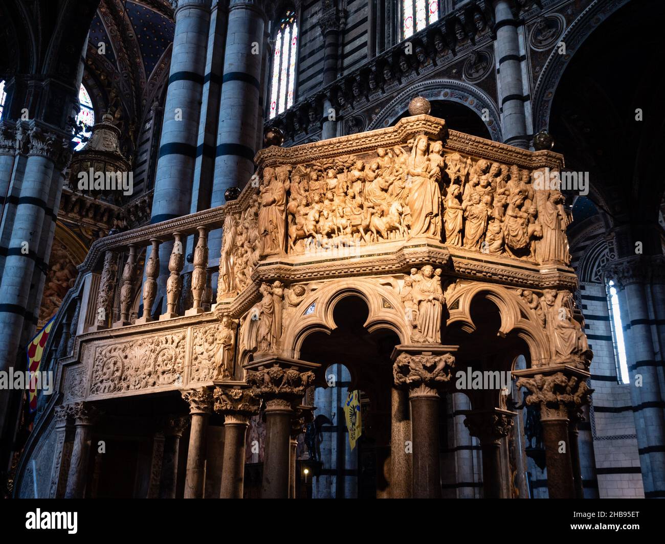 Siena, Italia - Agosto 15 2021: Púlpito en la Catedral de Siena hecho de mármol Carrara en estilo gótico por Nicola Pisano Foto de stock