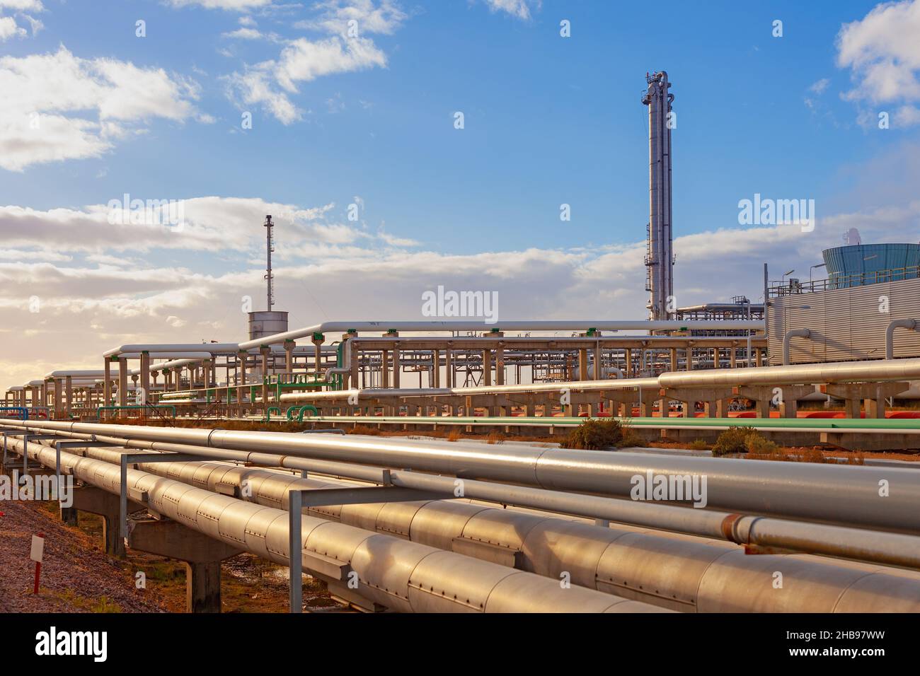 Gasoductos en una planta de refinería de gas. Foto de stock