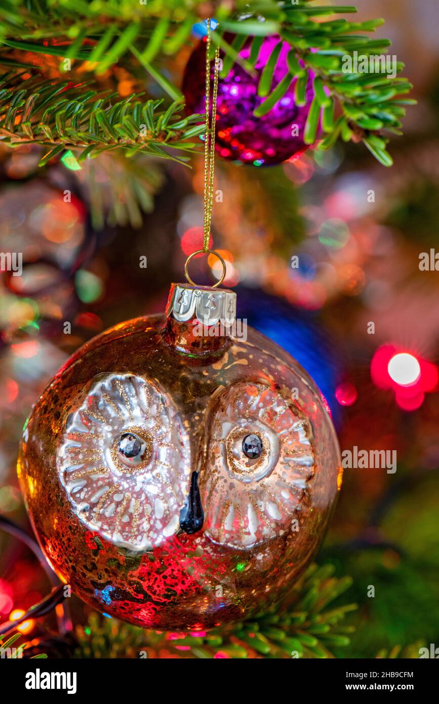 navidad decoración chuchería en forma de búho, brillante chritmas árbol chuchería en forma de una cara de búhos, de navidad Fotografía de stock -