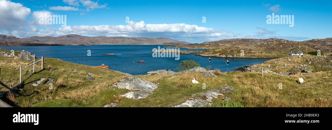 Vista panorámica del lago Ceann Dibig y el lago An Tairbeairt (lago Tarbert) tomada desde cerca de Meavag en la isla de Harris en las Hébridas Exteriores, Escocia Foto de stock