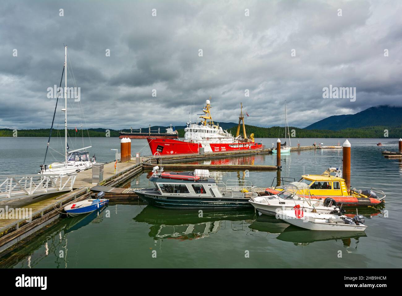 Canadá, Columbia Británica, Prince Rupert, Cow Bay, Marina, Cortador de guardacostas canadiense Foto de stock