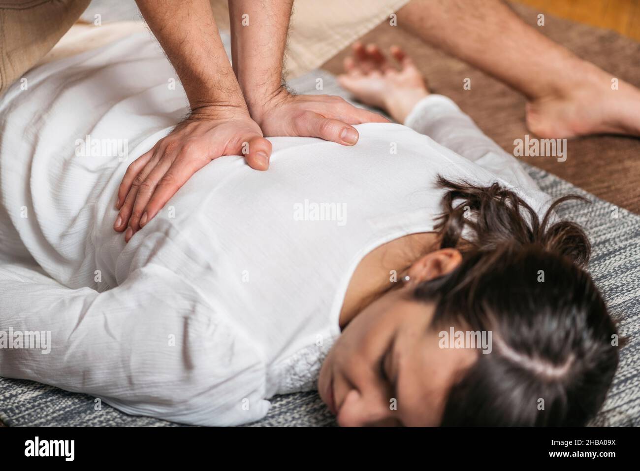 Masaje de espalda tailandés y práctica de líneas de energía. Foto de stock