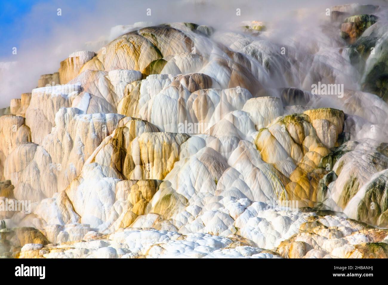 Formaciones en Canary Spring, Mammoth Hot Springs, Parque Nacional Yellowstone, Wyoming, Estados Unidos de América. Una versión única y optimizada de una imagen por NPS Ranger JW Frank; Crédito: NPS/Jacob W. Frank Foto de stock