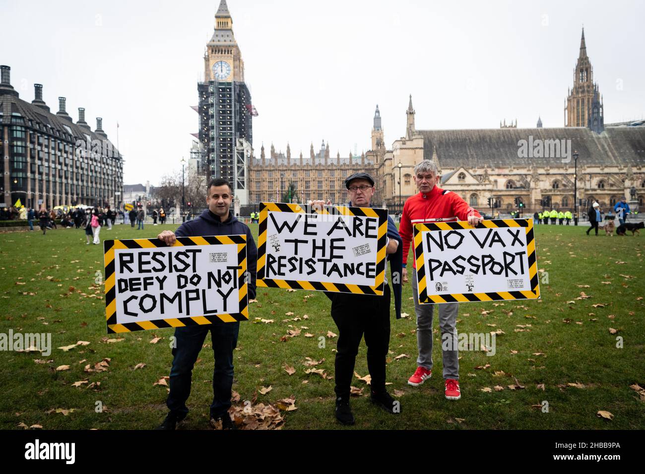 Londres, Reino Unido. 18th de Dic de 2021. La gente con pancartas espera el comienzo de la marcha. Miles de personas salen a protestar contra las últimas COVID19 restricciones. Los manifestantes se unen por la libertad y marchan por la ciudad para mostrar al gobierno que no tienen fe en su liderazgo. Crédito: Andy Barton/Alamy Live News Foto de stock