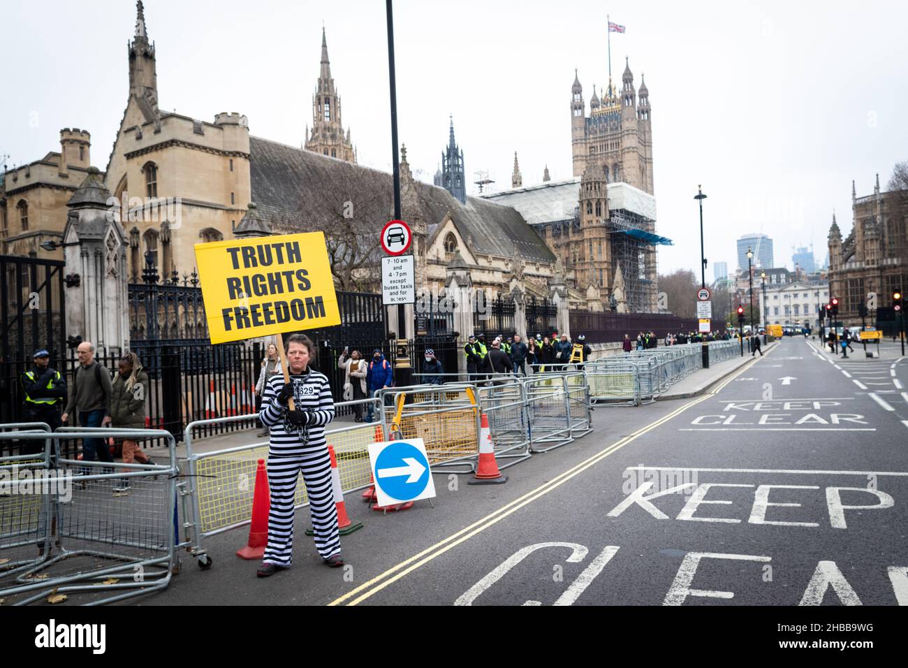 Londres, Reino Unido. 18th de Dic de 2021. Un manifestante con un cartel espera el comienzo de la marcha. Miles de personas salen a protestar contra las últimas COVID19 restricciones. Los manifestantes se unen por la libertad y marchan por la ciudad para mostrar al gobierno que no tienen fe en su liderazgo. Crédito: Andy Barton/Alamy Live News Foto de stock