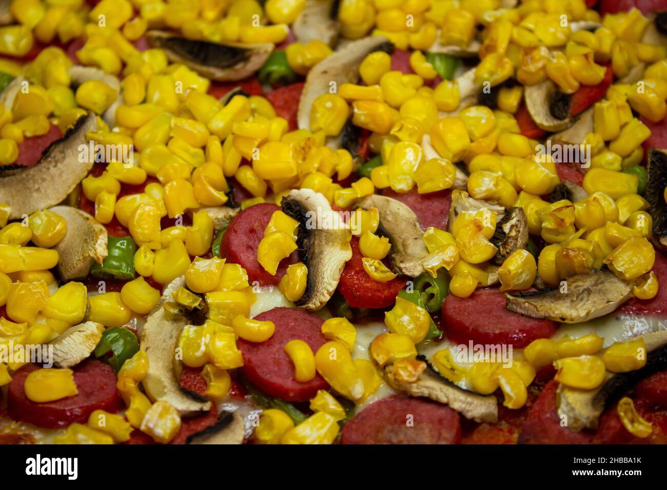 Foto de primer plano de pizza cocinada, concepto de cocina de pizza casera. Fondo de comida rápida de fotograma completo. Foto de stock