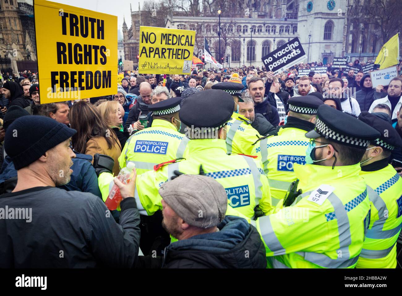 Londres, Reino Unido. 18th de Dic de 2021. La policía se enfrentará con manifestantes antes de la marcha. Miles de personas salen a protestar contra las últimas COVID19 restricciones. Los manifestantes se unen por la libertad y marchan por la ciudad para mostrar al gobierno que no tienen fe en su liderazgo. Crédito: Andy Barton/Alamy Live News Foto de stock