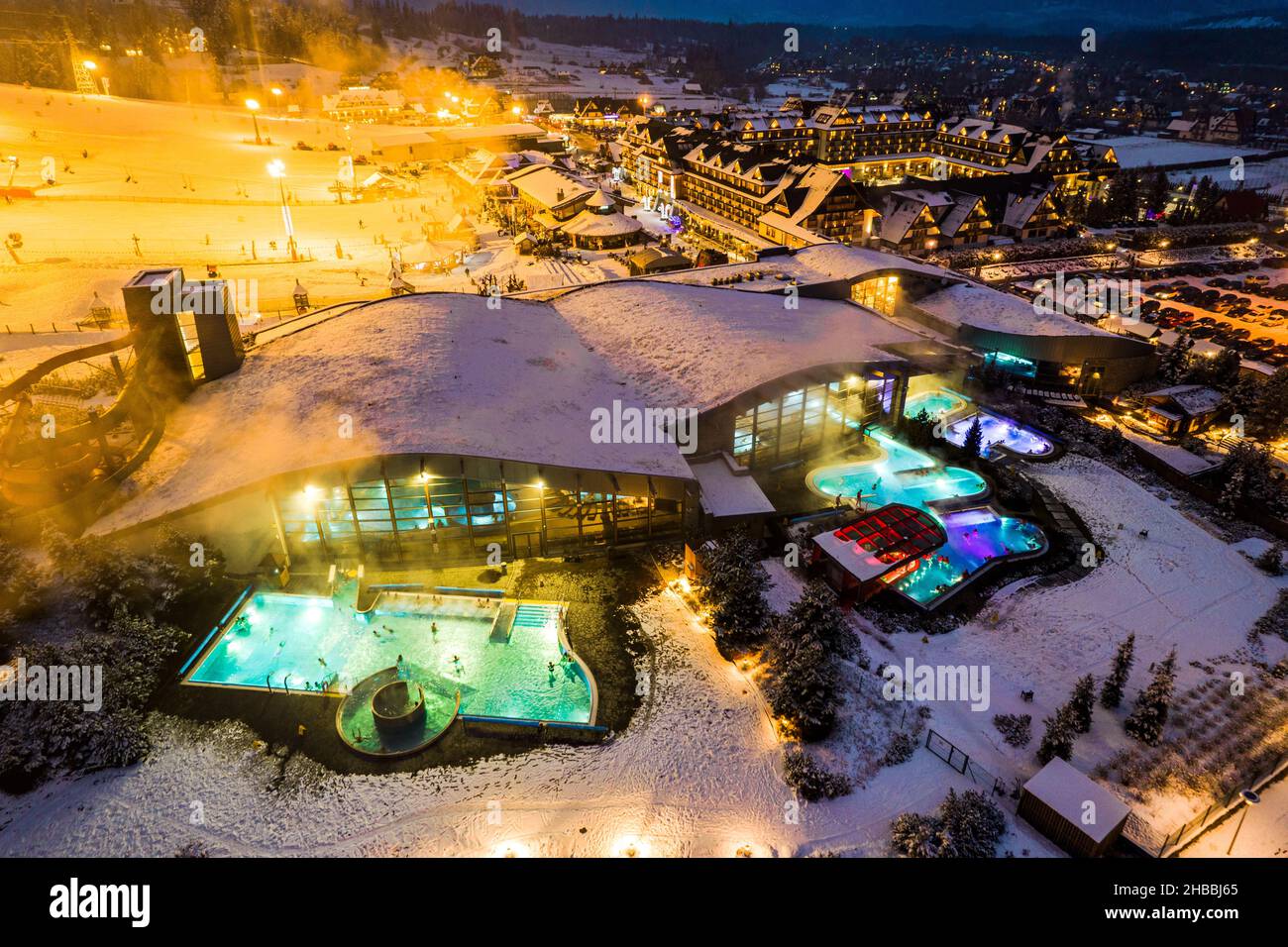 Vista de los baños termales de Bania en la noche de invierno. Zakopane,  Polonia Fotografía de stock - Alamy